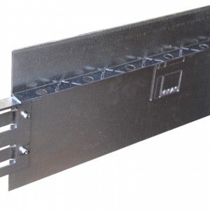 GG‑FF‑175 fűszegély perforált acéltesttel és rögzítő tüskékkel.