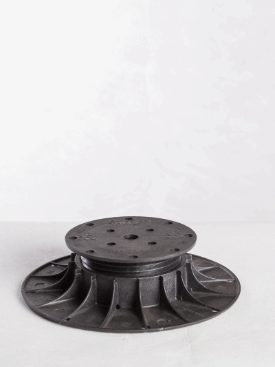 Animáció a DiaTurtle állítható teraszlábrendszer magasságállításáról különböző burkolati szintekhez.